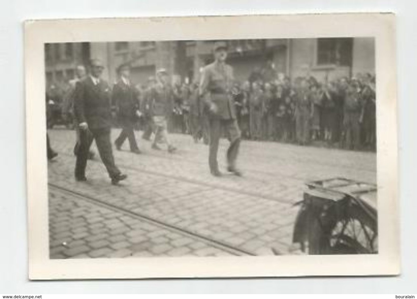 BOURGOIN - LYON - Libération - Lot Photos 16 Septembre 1944 -  Capitaine Rémy - De Gaule - Défilé Et Prise D'armes - Guerre, Militaire