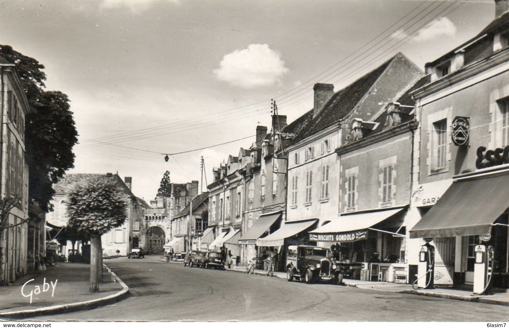 CPSM Dentellée- La ROCHE-POSAY(86) -Cours Pasteur Et Garage Esso, Années 50 -Pompes à Essence Et Plaque émaillée Citroen - La Roche Posay