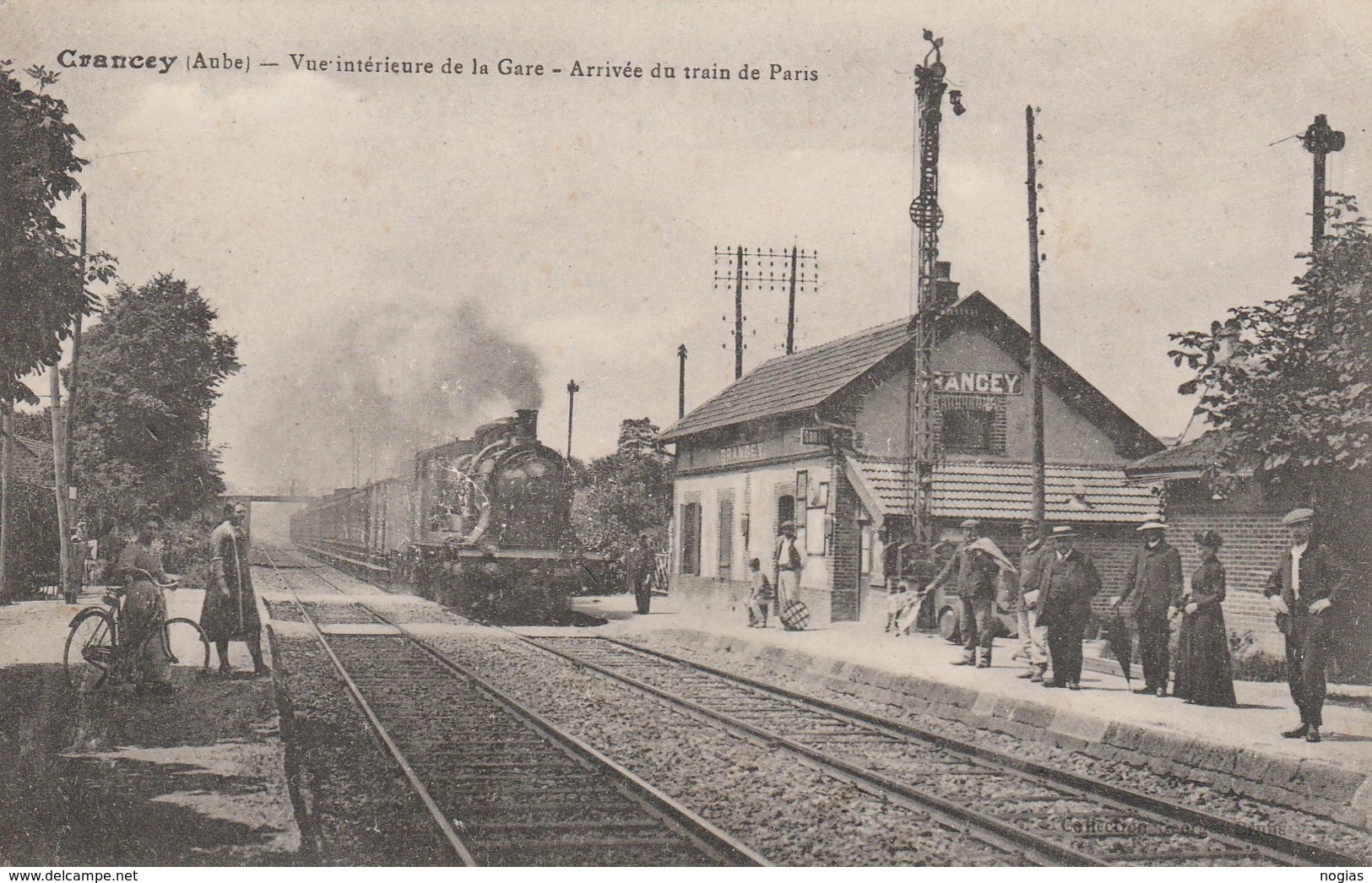 - L'ARRIVEE DU TRAIN DE PARIS A CRANCEY - AUBE - VUE INTERIEURE DE LA GARE -2 SCANNS -  TOP !!! - Gares - Avec Trains