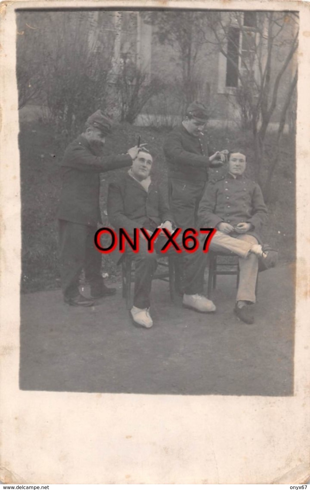 Carte Postale Photo Militaire Français COIFFURE-COIFFEUR-METIER A SITUER A LOCALISER VOIR 2 SCANS - - Manoeuvres