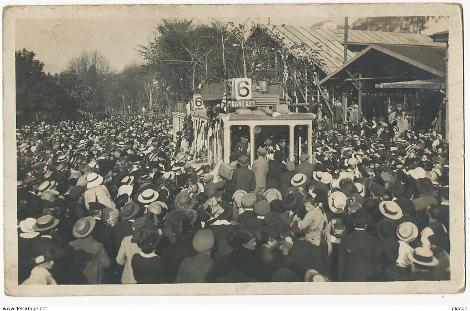 Real Photo  Tram 30 Soldats Français Hospitalisés à Cortaillod Arrivant En Gare De Neuchatel Guerre 1914 Edit Delachaud - Cortaillod