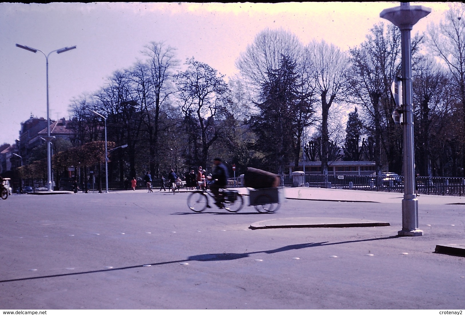 Photo Diapo Diapositive Chalon Sur Saône 1959 Homme à Vélo Avec Remorque Chargée D'un Fût Ou Bidon VOIR ZOOM - Diapositivas