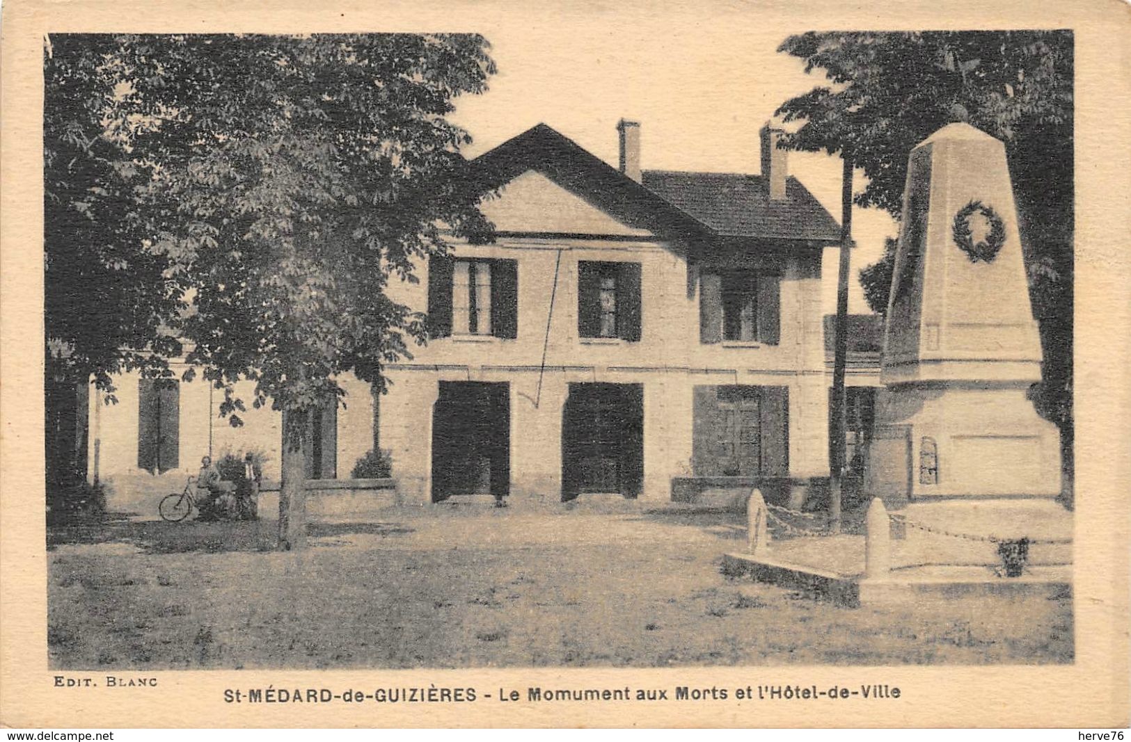 SAINT MEDARD DE GUIZIERES - Le Monument Aux Morts Et L'Hôtel De Ville - Autres & Non Classés