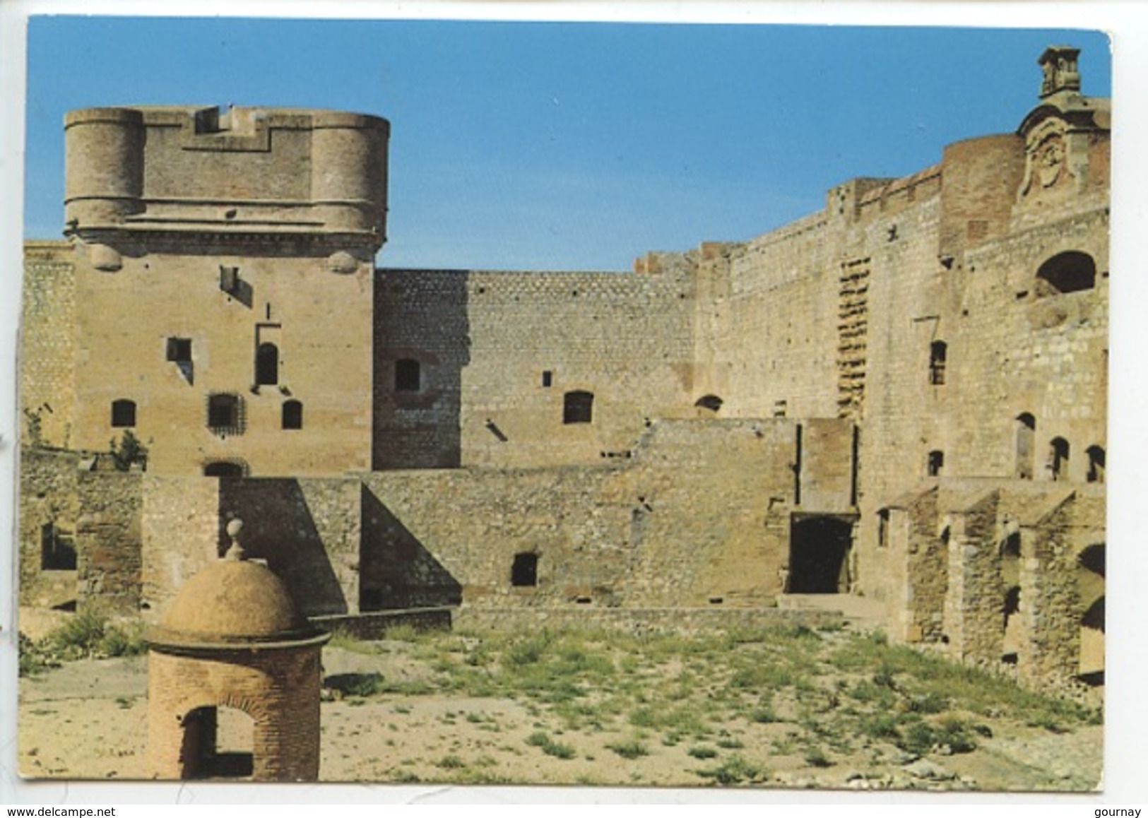 Château Fort De Salses : La Cour Intérieur Et Le Donjon (n°141/526 Cp Vierge) - Salses