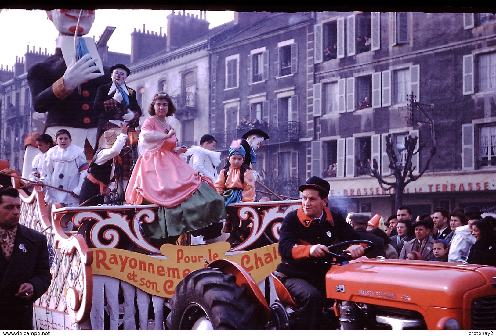 Photo Diapo Diapositive Chalon Sur Saône 1959 Carnaval Char Tracteur M. Ferguson Café Brasserie De La Terrasse VOIR ZOOM - Dias