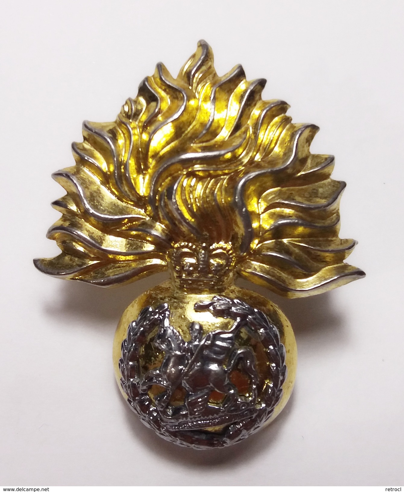 Royal Regiment Of Fusiliers Improved Metal Issue Queen's Crown - Helme & Hauben
