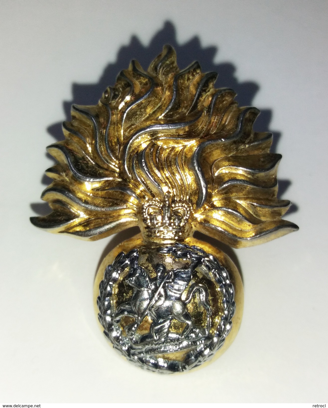 Royal Regiment Of Fusiliers Improved Metal Issue Queen's Crown - Casques & Coiffures