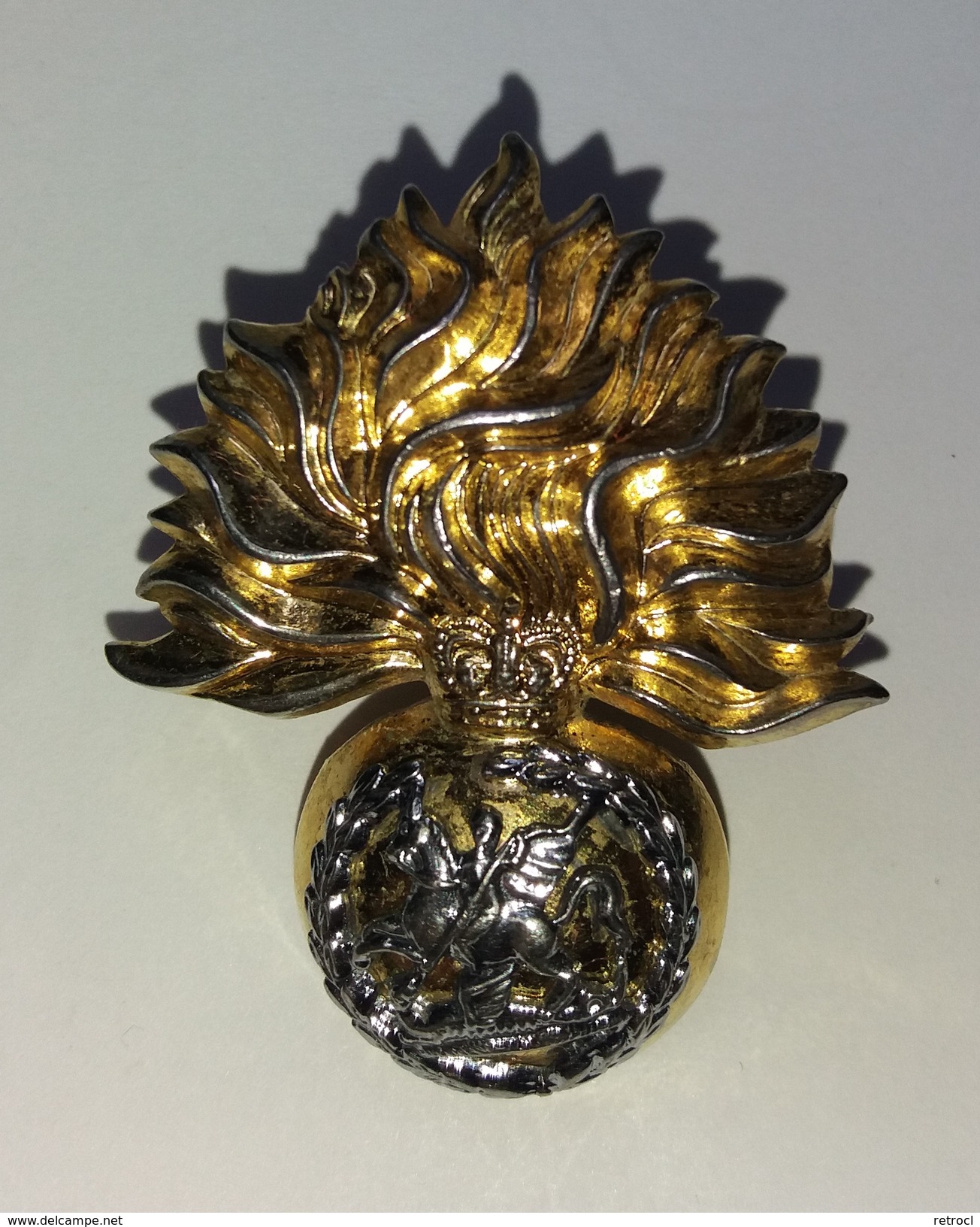 Royal Regiment Of Fusiliers Improved Metal Issue Queen's Crown - Casques & Coiffures