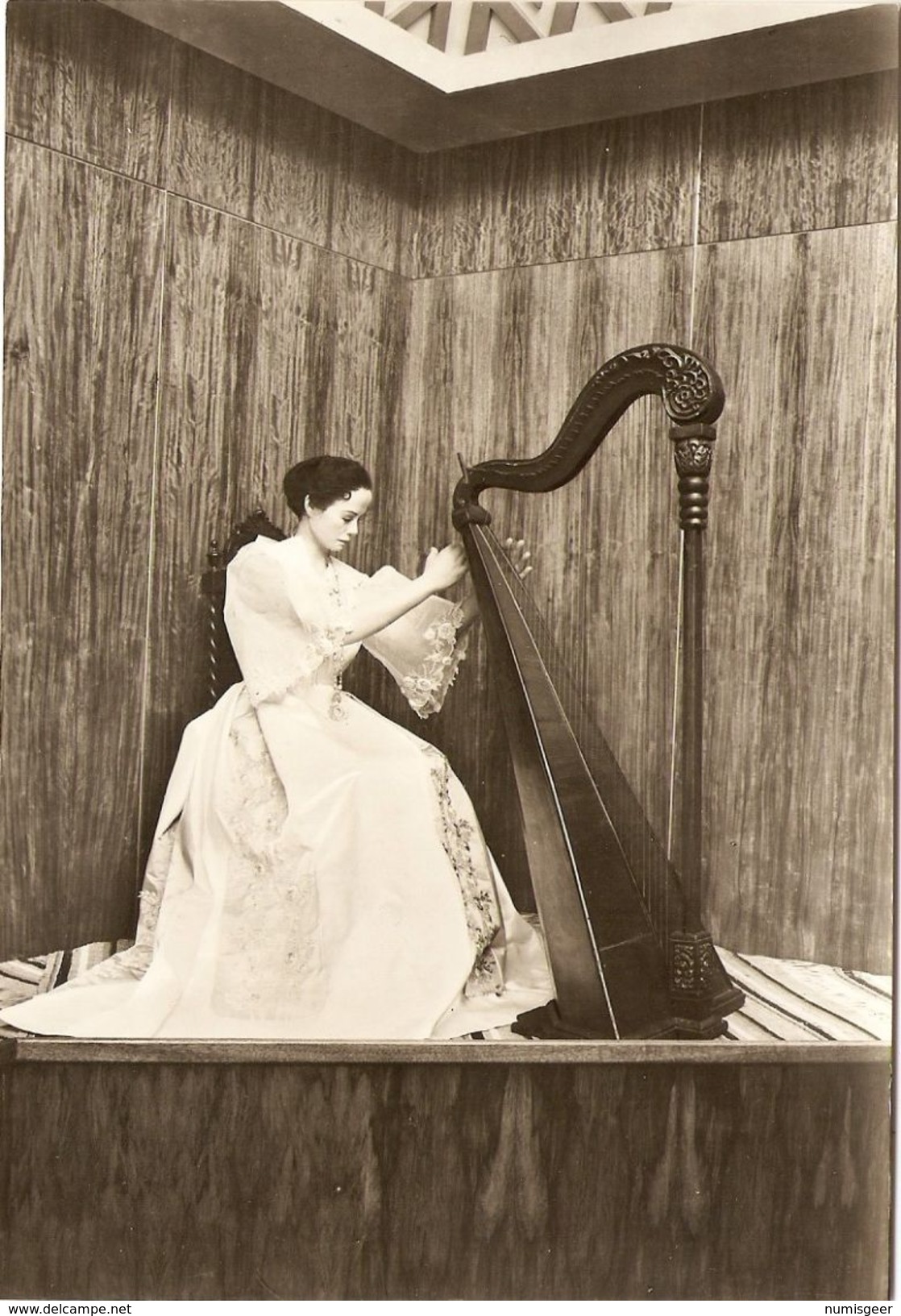 BRUXELLES  " EXPO 58 "  ---   Pavillon Des Philippines : Costume De La Période Espagnole - Weltausstellungen