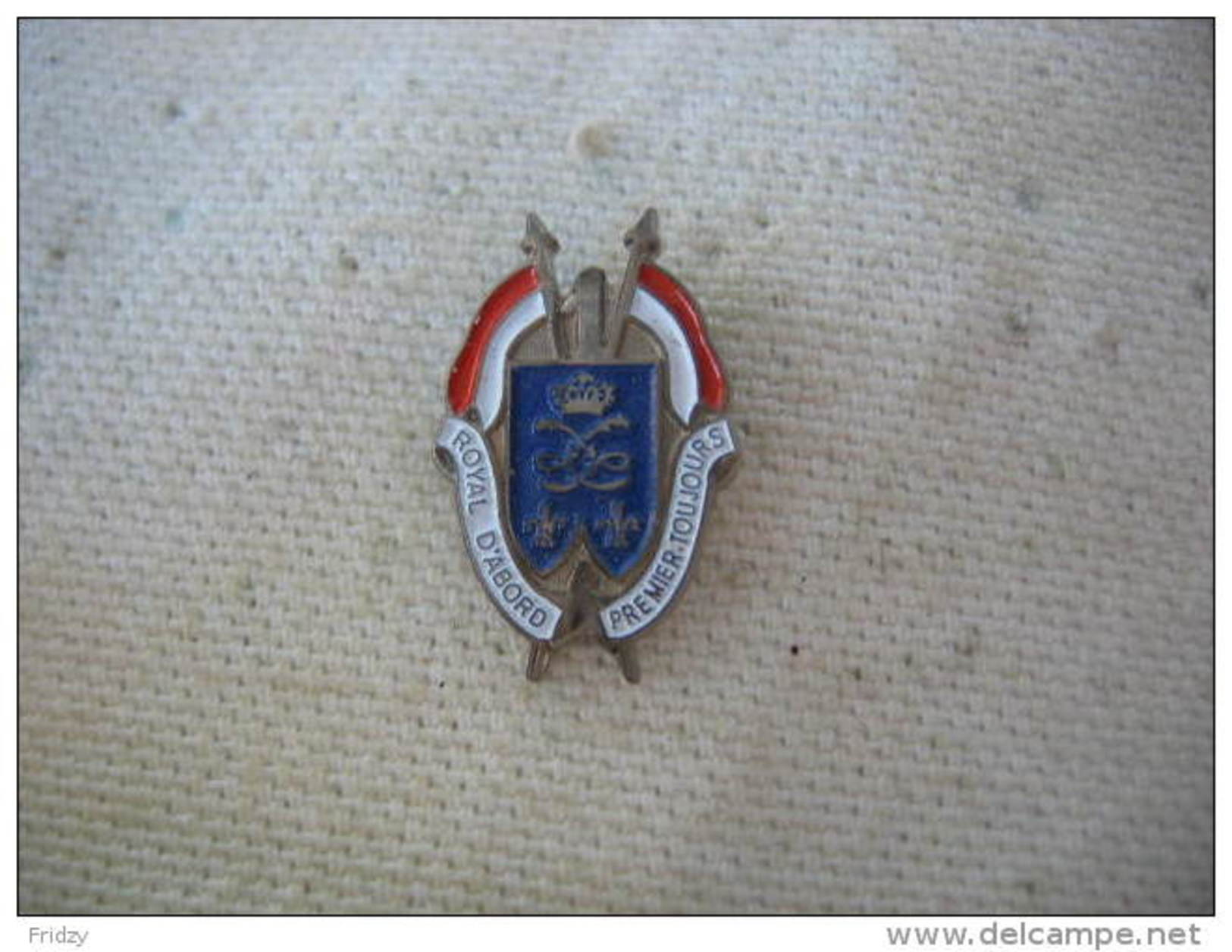 Pin's Militaire: 1er Régiment De Dragons, ROYAL D'ABORD, PREMIER TOUJOURS - Militaria