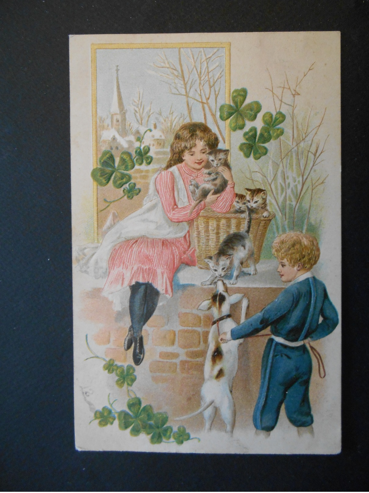 Enfants - Petite Fille Assise Sur Sur Mur Avec Chatons Et Petit Garçon Tenant Chien, Trèfles  - Gaufrée - Série 292 - Autres & Non Classés