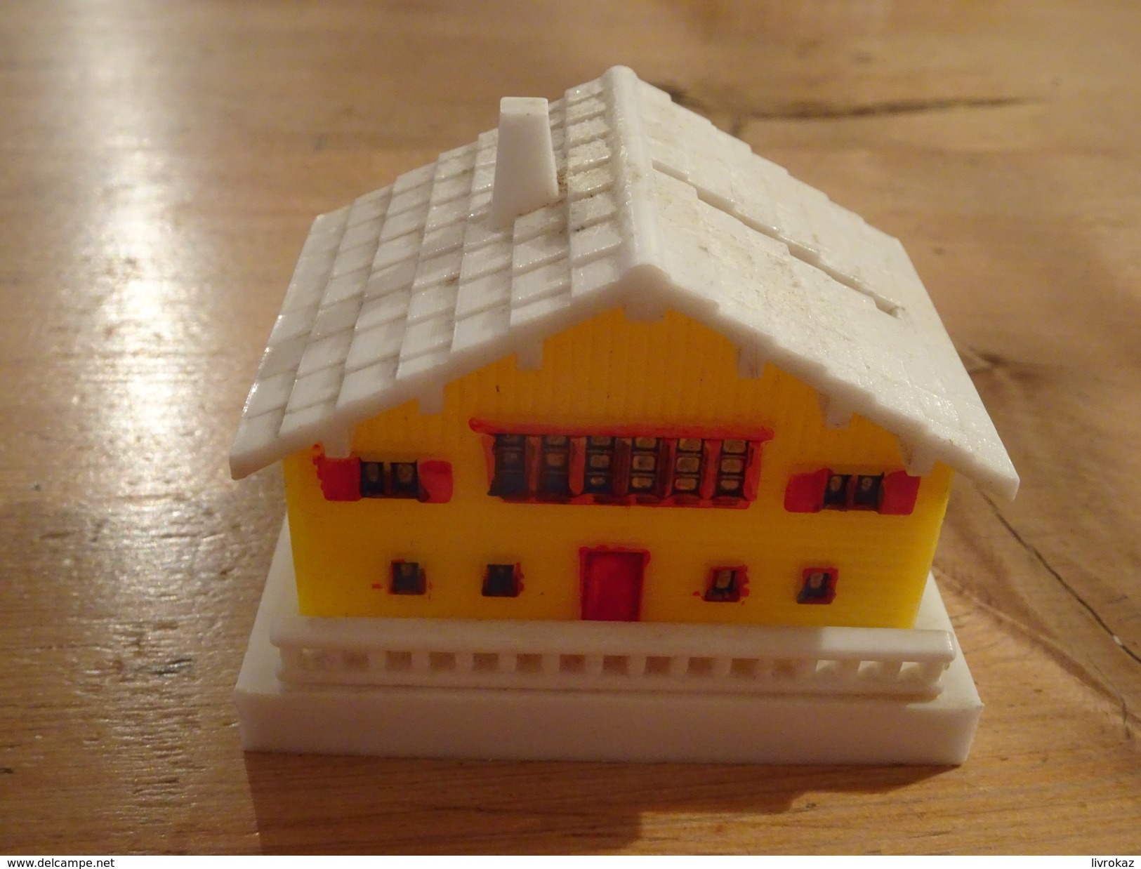 Vintage, Tirelire En Plastique, Années 1960, Représentant Un Chalet, 7 X 5 X 5 Cm, TRÈS BON ÉTAT - Autres & Non Classés