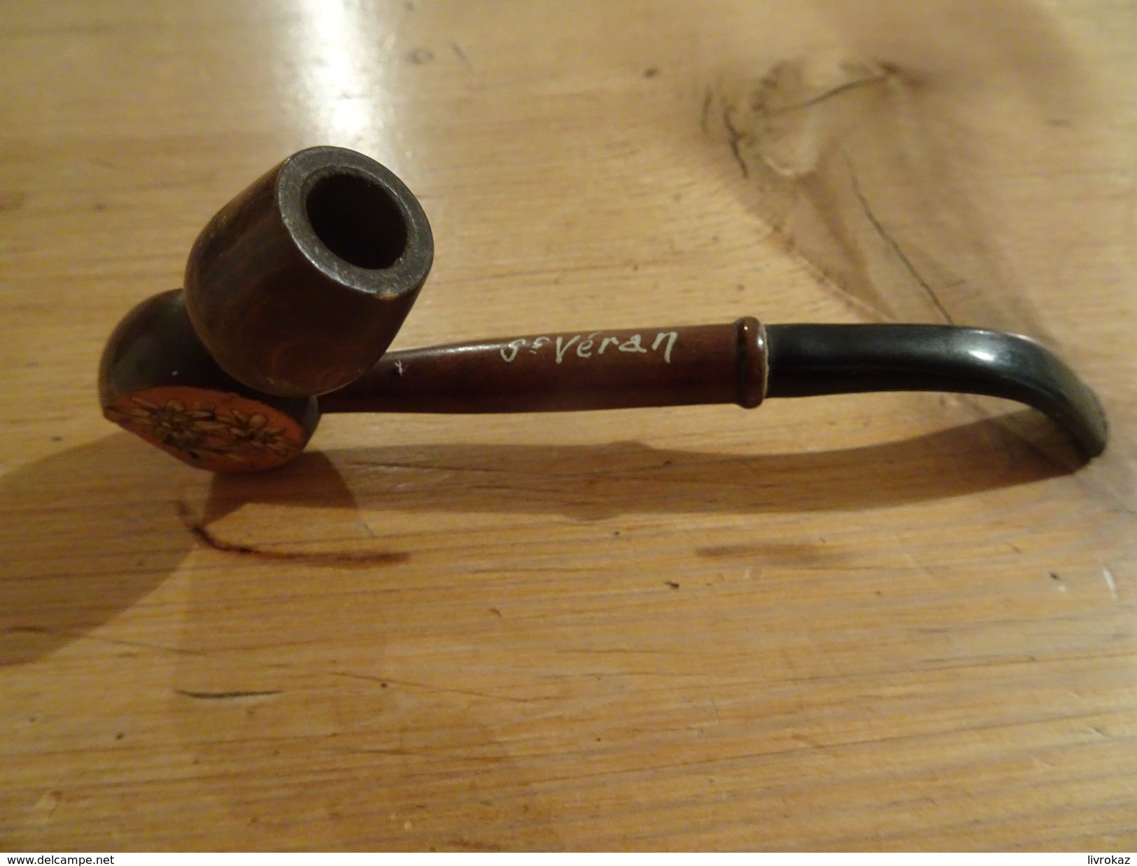 Pipe En Bois, Souvenir De Saint-Véran, Hautes Alpes, Edelweiss, Longueur : 11 Cm, Embout Plastique Noir, Très Bon état - Autres & Non Classés