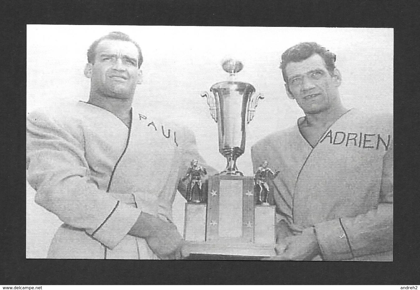 SPORTS - HALTÉROPHILIE - LUTTEUR PAUL ET ADRIEN BAILLARGEON SE PARTAGEANT UN TROPHÉE - HOMMES FORTS DE ST MAGLOIRE QC. - Weightlifting