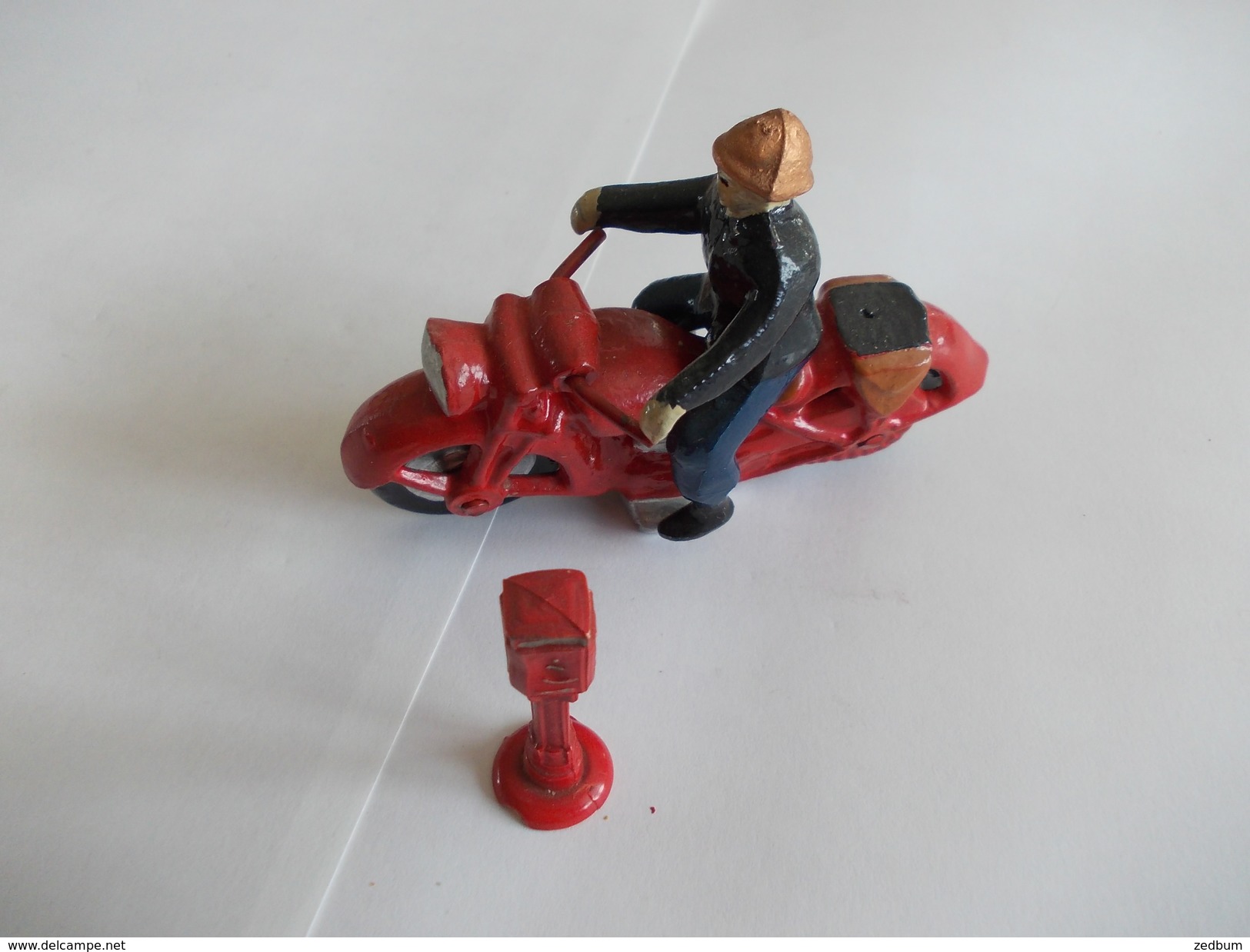 Figurine Pompier Moto Et Borne - Small Figures