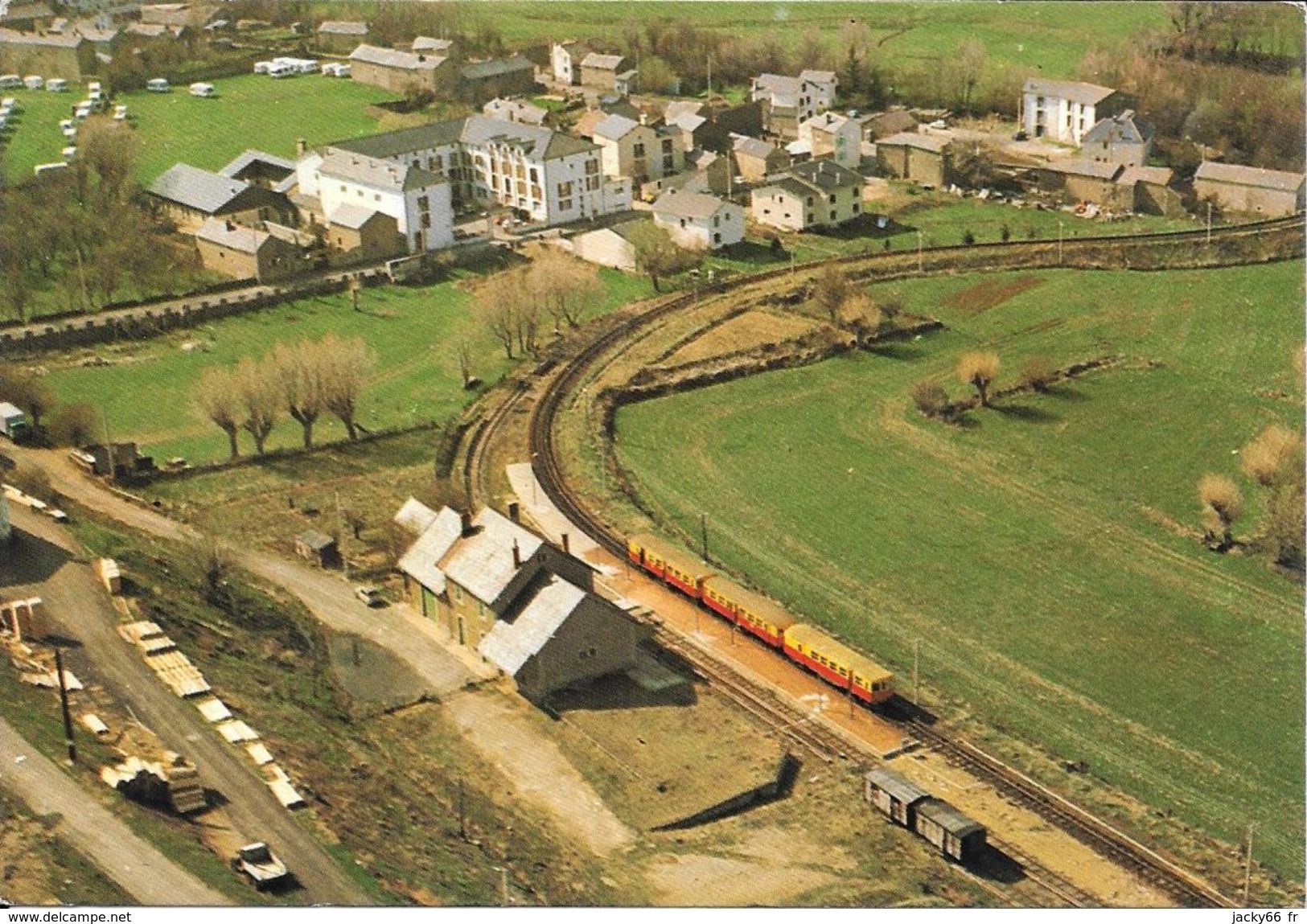 CPSM -Gare Train Jaune - Err - Altri & Non Classificati