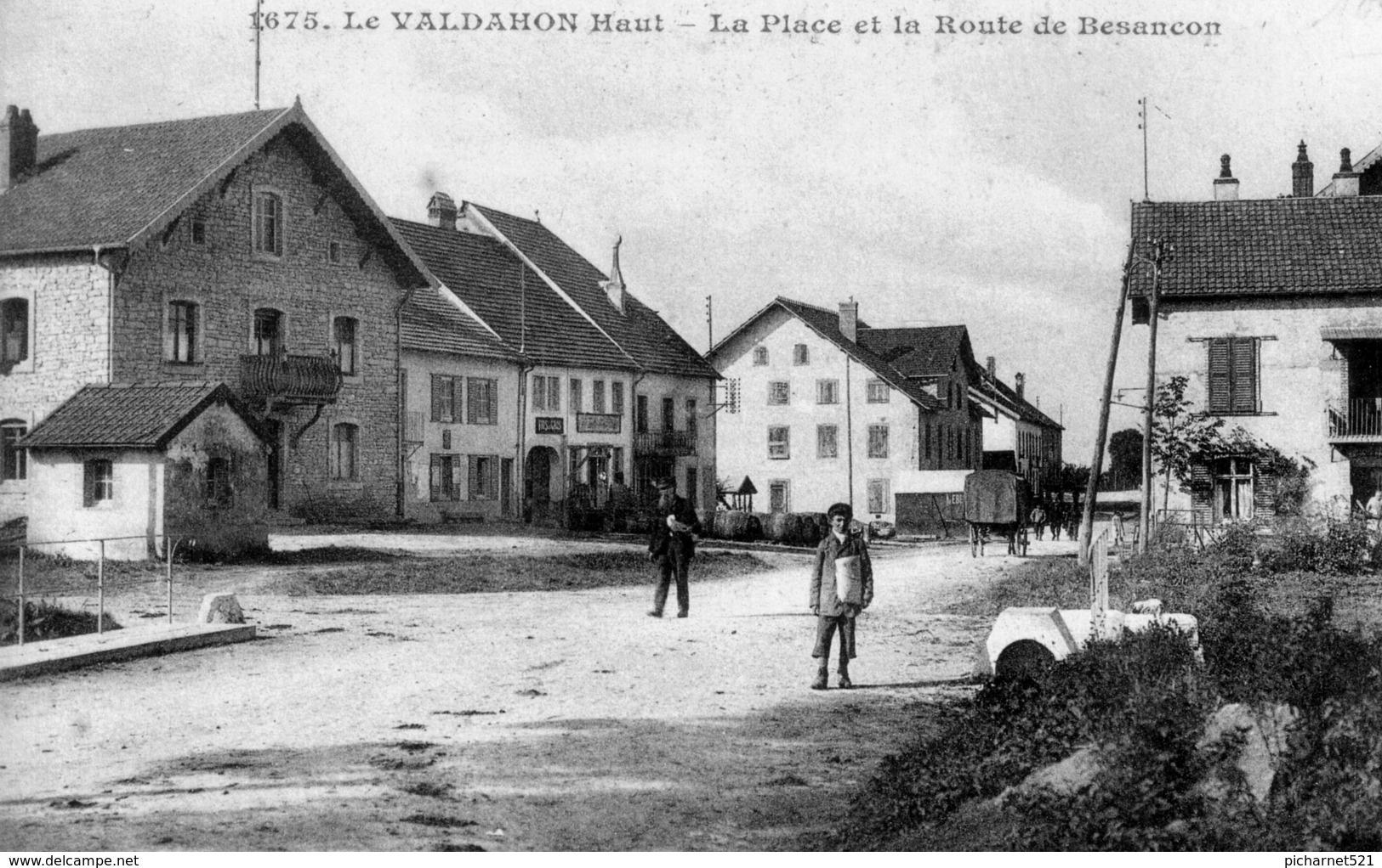 CPA De VALDAHON (Doubs) - La Place Et La Route De Besançon. Edition Gaillard-prêtre. N° 1675 - 2 Scan. - Autres & Non Classés