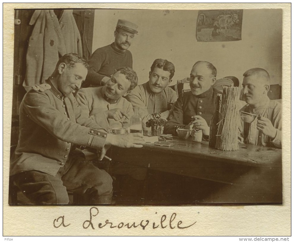 Guerre De 1914-18. Petite Photo Tirée D'un Album Du 8e RI . Soldats Autour D'une Table à Lérouville (Meuse). - Guerre, Militaire