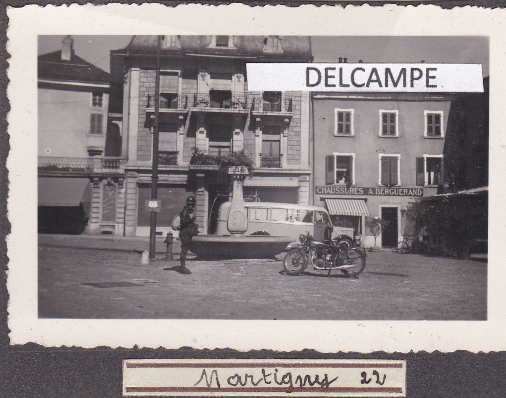 MARTIGNY Années 1930 - Photo Originale Du Centre, Le Magasin Des '' Chaussures Berguerand, Une Moto ( Suisse Valais ) - Luoghi