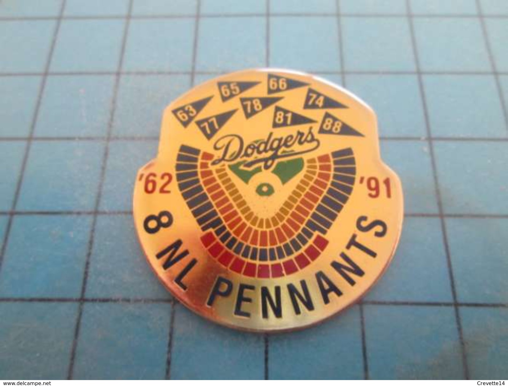 Pin610c Pin's Pins : BEAU ET RARE : Grand Pin's BASE BALL DODGERS 8 NL PENNANTS '62 '91    , Marquage Au Dos : - ---  - - Baseball