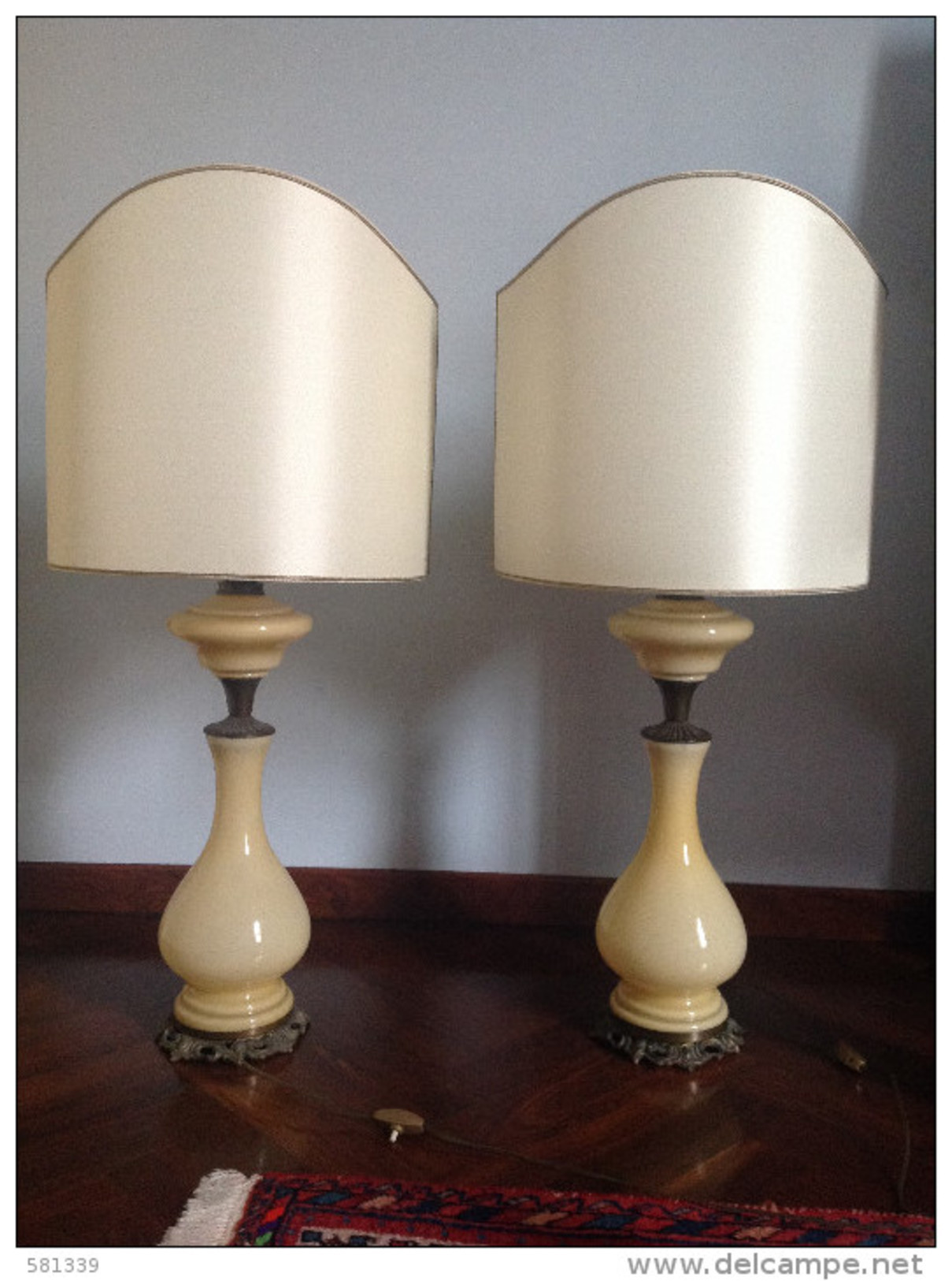 BELLA COPPIA Di LAMPADE In OPALINE Dell '800 INTEGRE, Con VENTOLE In Seta - Lighting & Lampshades