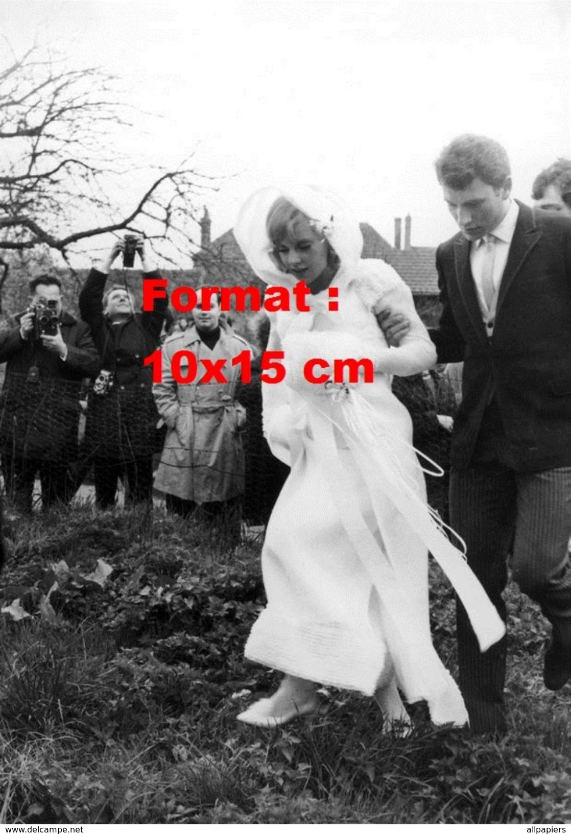 Reproduction D'une Photographie De Sylvie Vartan En Robe De Mariée Et Johnny Hallyday L'aidant à Traverser Un Chemin - Sonstige & Ohne Zuordnung