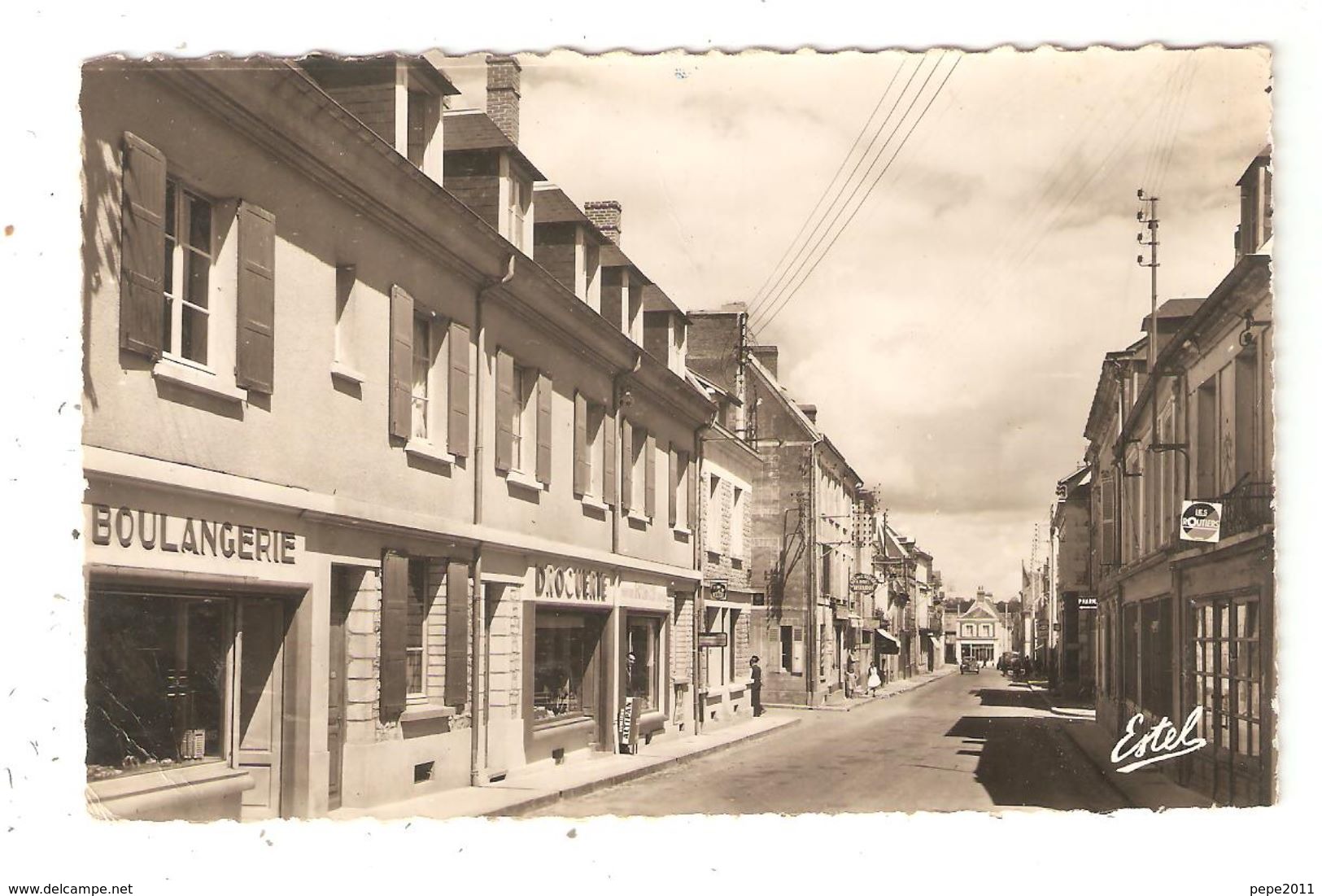 CPA 61 LE MERLERAULT La Grande Rue Boulangerie Droguerie Maisons Peu Commune - Le Merlerault