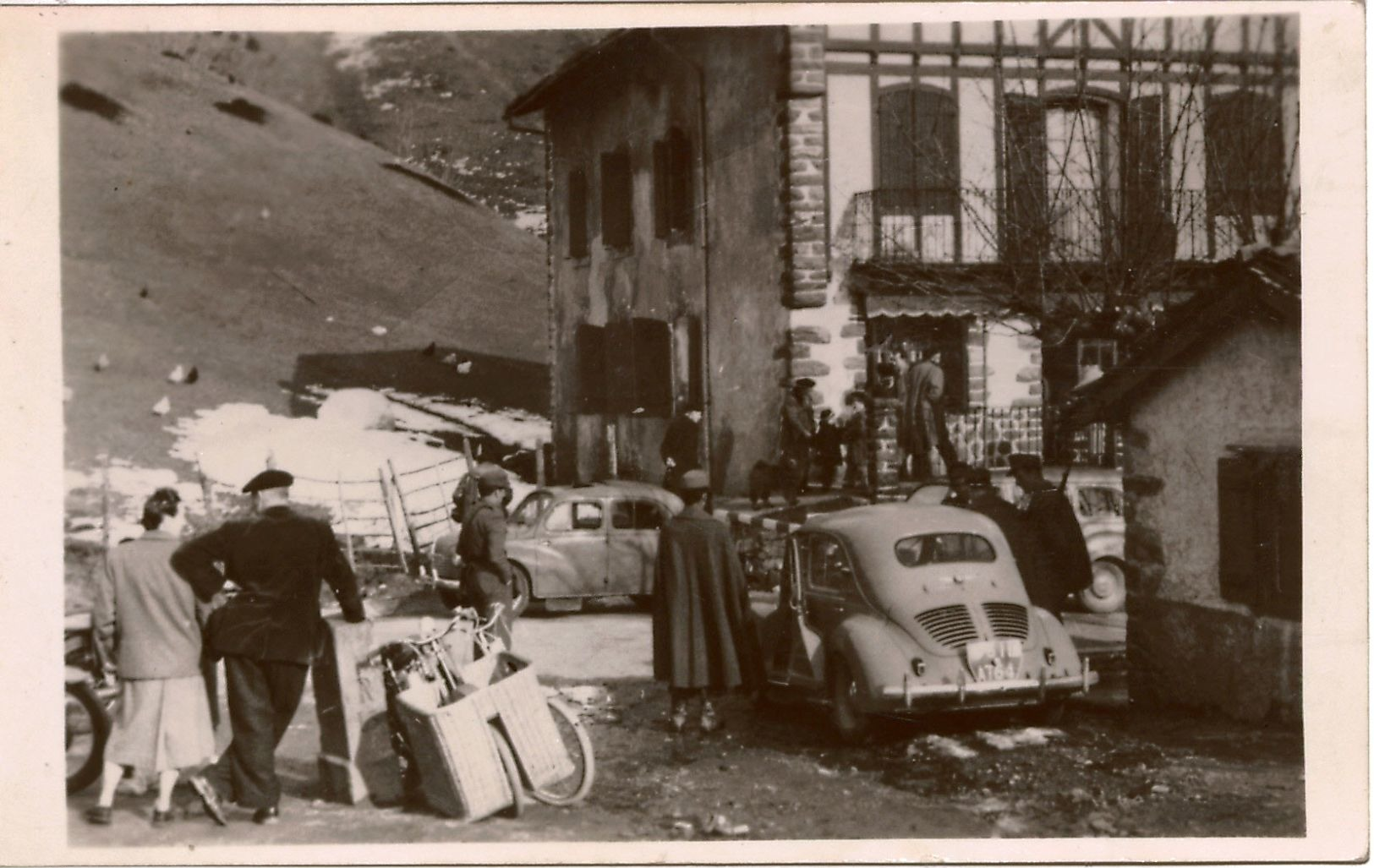 Carte-photo Contrôle Douanier à La Frontière Franco-Espagnole Col D'Ibardin ,Pyrénées Atlantiques,voitures 4 CV - Plaatsen