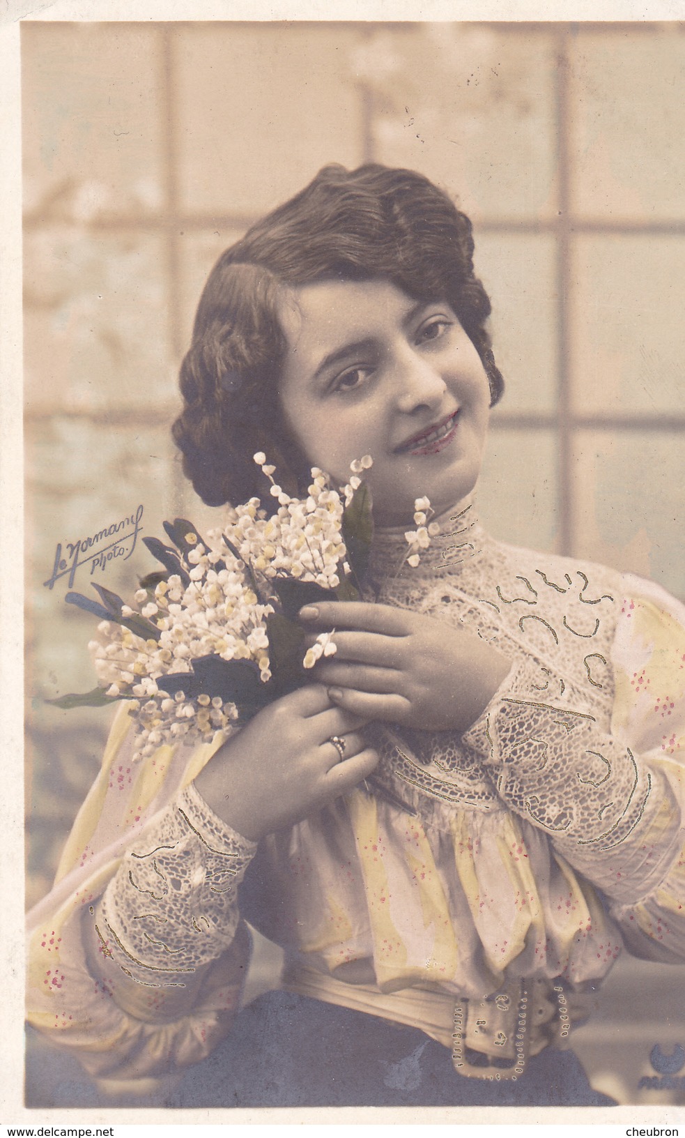 CARTE FANTAISIE . PORTRAIT DE JEUNE FEMME ET MUGUET.  ANNÉE 1907. PHOTO D'ART " LE NORMAND" - Femmes