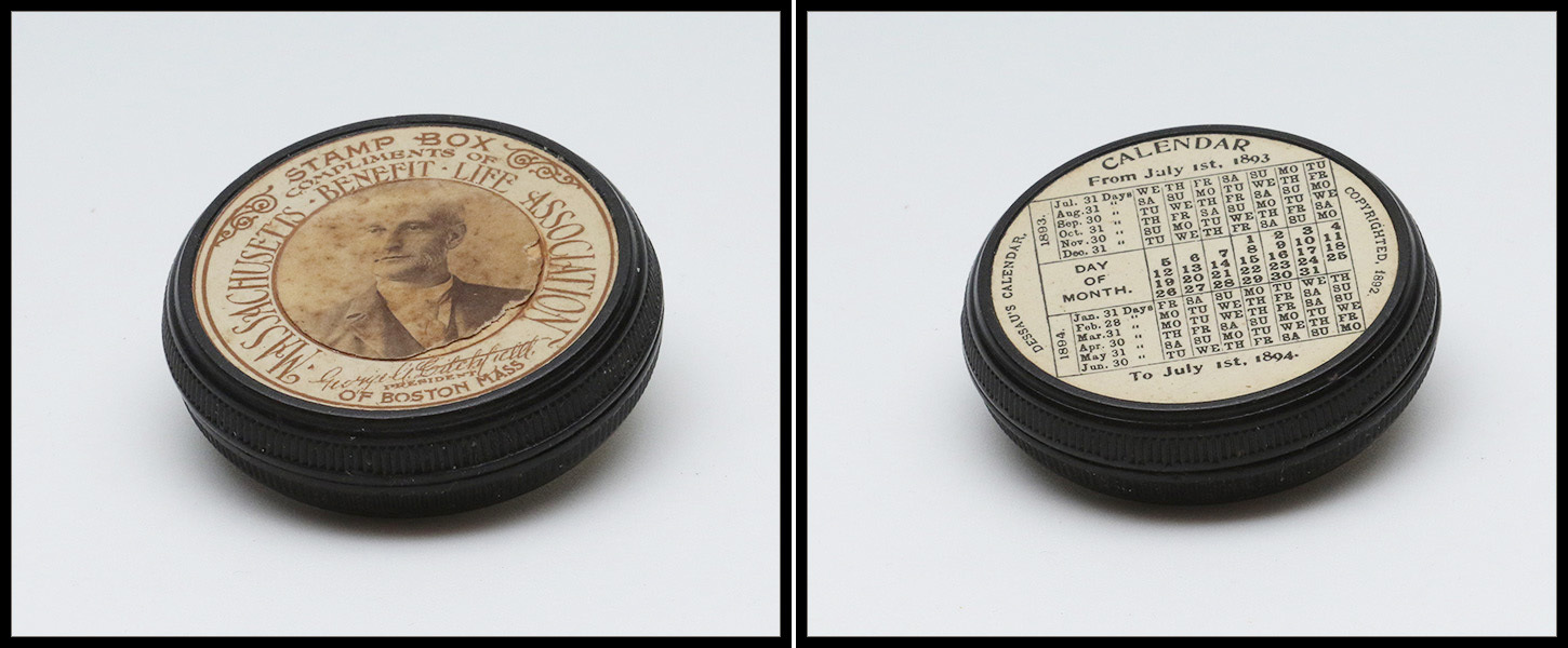Boîte Circulaire En Bakelite "Stamp Box Massachusetts Benefit Association" Et Calendrier 1893 Sur L'autre Face, 1 Comp., - Stamp Boxes