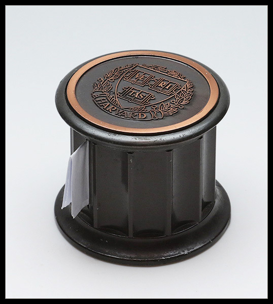 Distributeur De Roulettes En Bronze Avec Armoiries De Harvard Sur Couvercle, Diam.65mm, H.55mm. - TB - Contenitore Per Francobolli