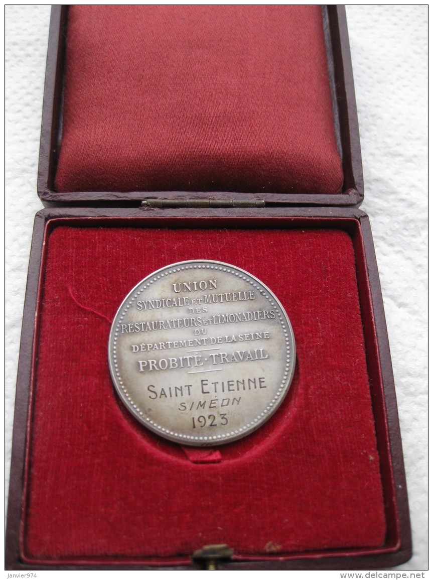 Médaille Argent Des Restaurateurs Et Limonadiers. Attribué à Monsieur Saint Etienne 1923 - Autres & Non Classés