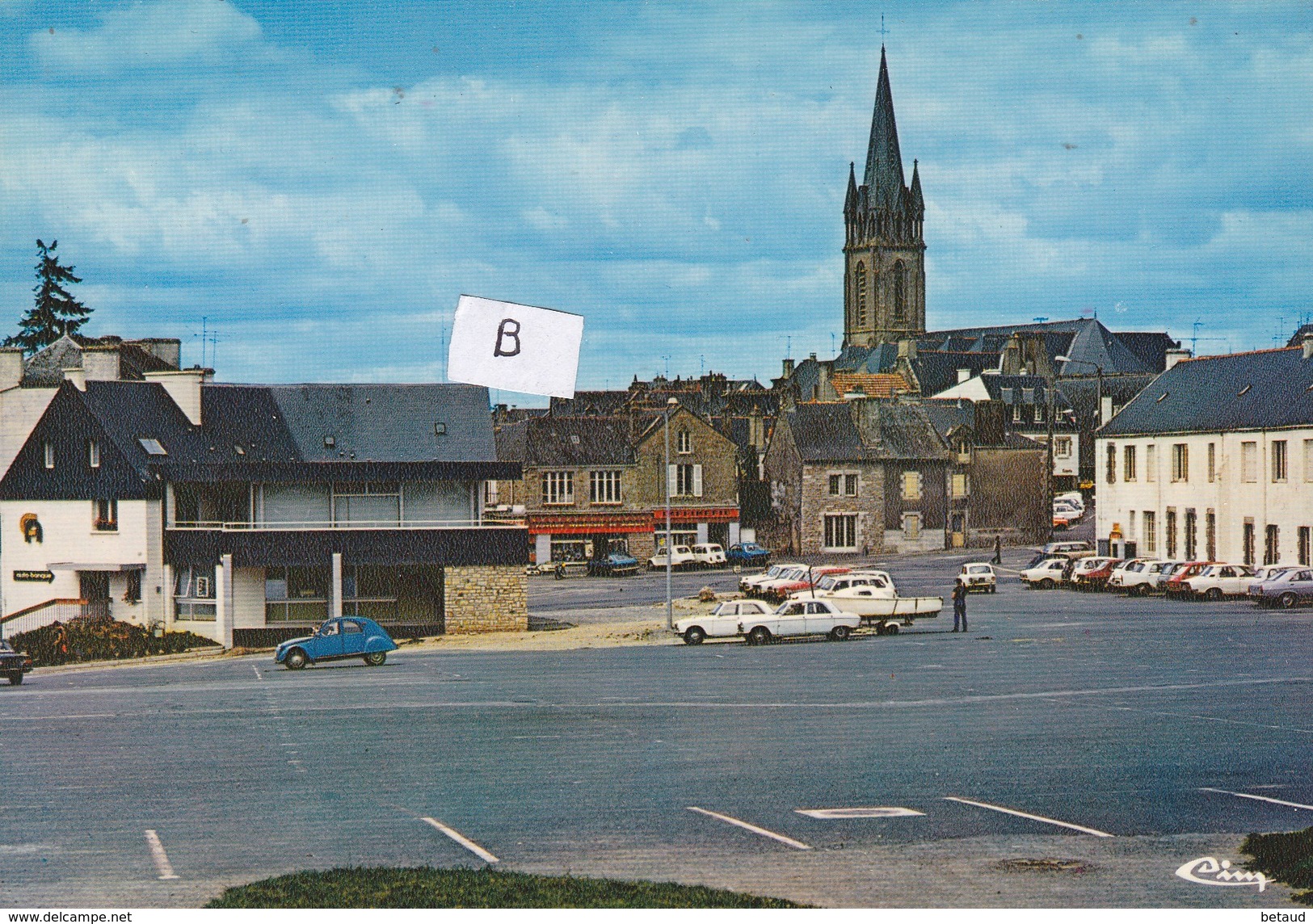 Questembert - La Place Et L église - Questembert