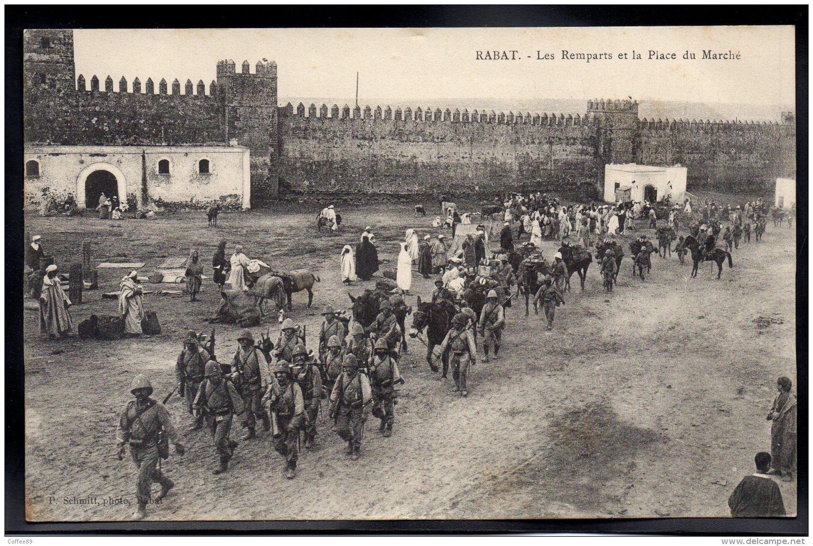 MAROC - RABAT - Les Remparts Et La Place Du Marché - Rabat