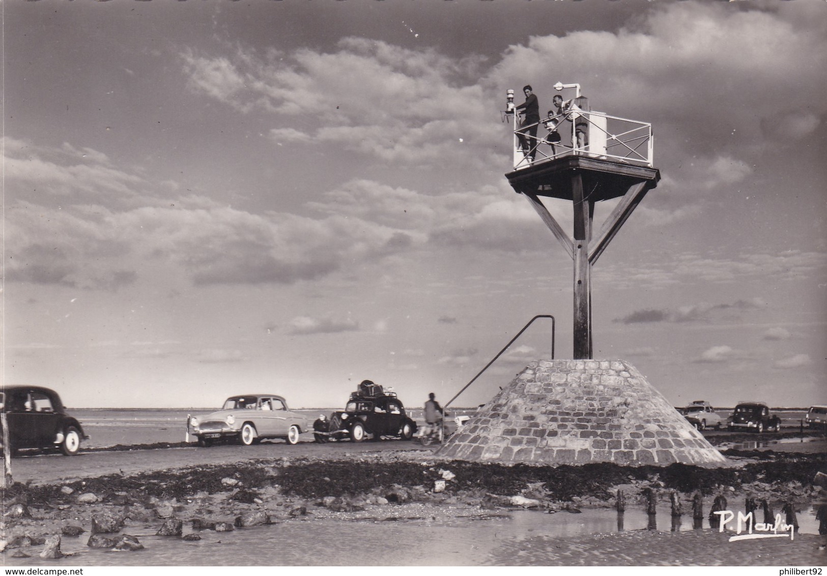 Noirmoutier. Une Balise Au Passage Du Gois. Automobiles Citroën Traction, Simca Aronde. - Ile De Noirmoutier