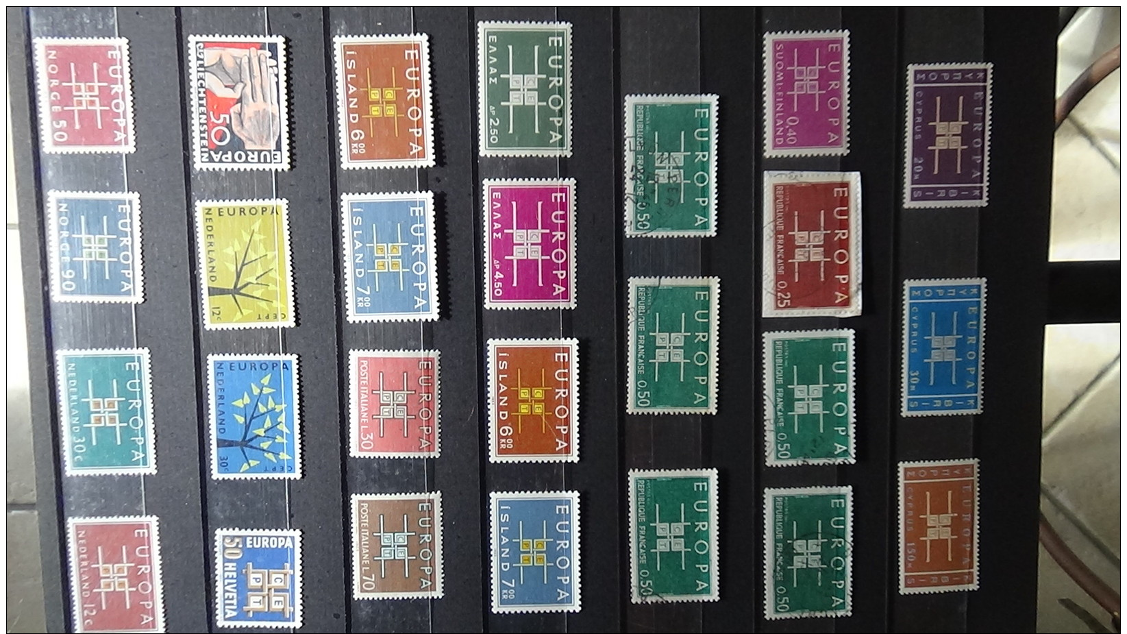 Album de timbres tous ** (qqs obl) EUROPA dont grosses valeurs. Voir commentaires !!!