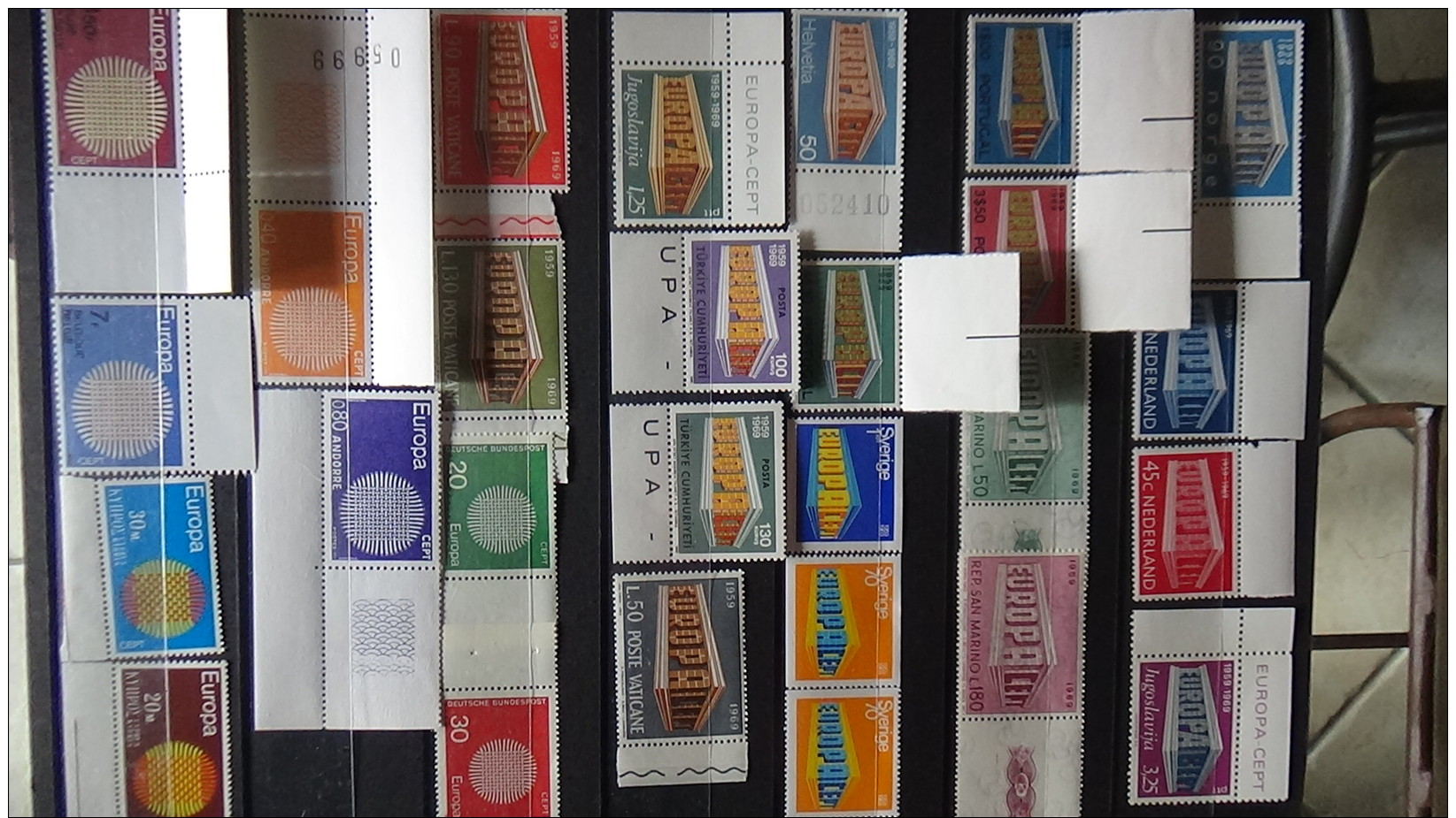 Album de timbres tous ** (qqs obl) EUROPA dont grosses valeurs. Voir commentaires !!!