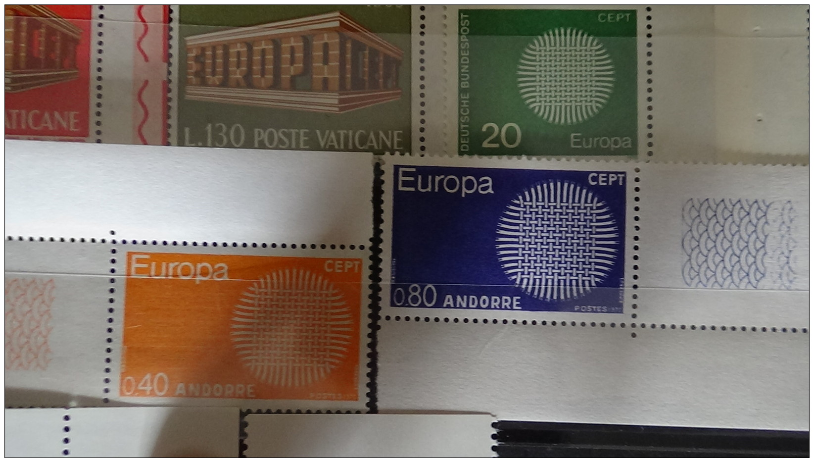 Album de timbres tous ** (qqs obl) EUROPA dont grosses valeurs. Voir commentaires !!!