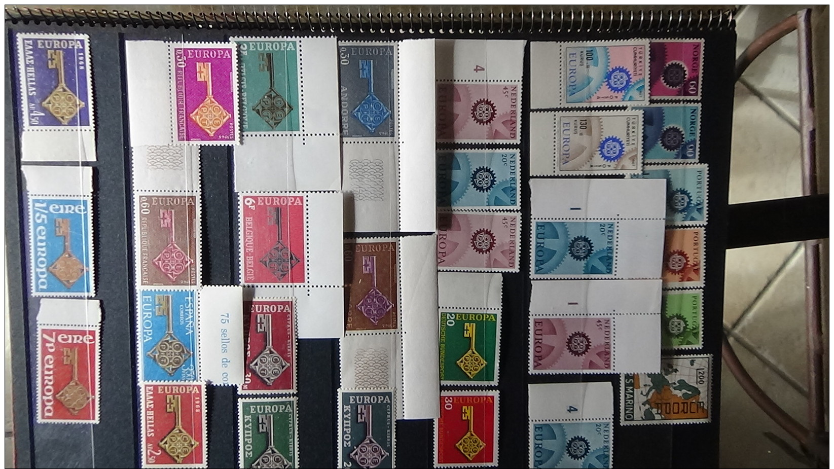 Album de timbres tous ** (qqs obl) EUROPA dont grosses valeurs. Voir commentaires !!!