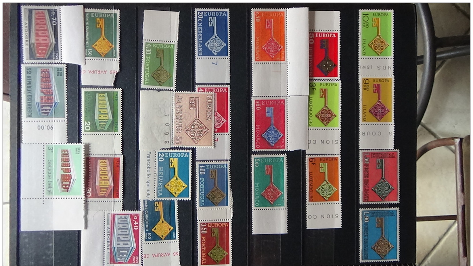 Album de timbres tous ** (qqs obl) EUROPA dont grosses valeurs. Voir commentaires !!!