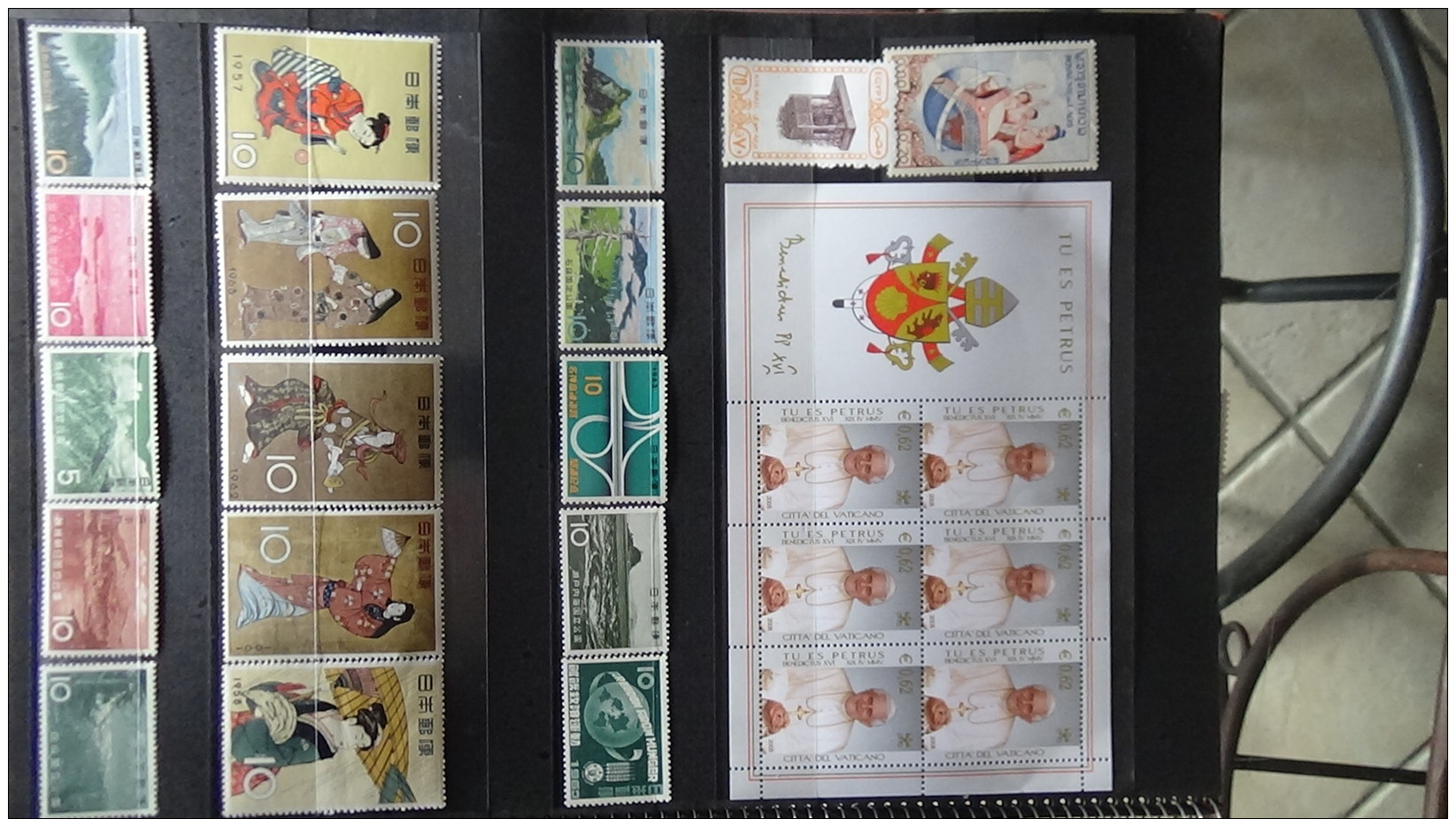 Album de timbres et blocs tous ** dont bonnes valeurs Voir commentaires !!!