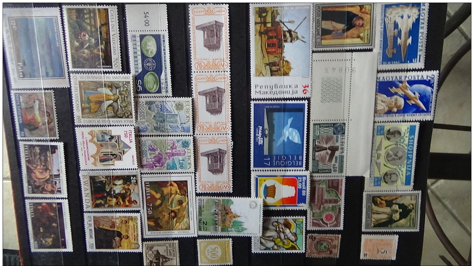 Album de timbres et blocs tous ** dont bonnes valeurs Voir commentaires !!!