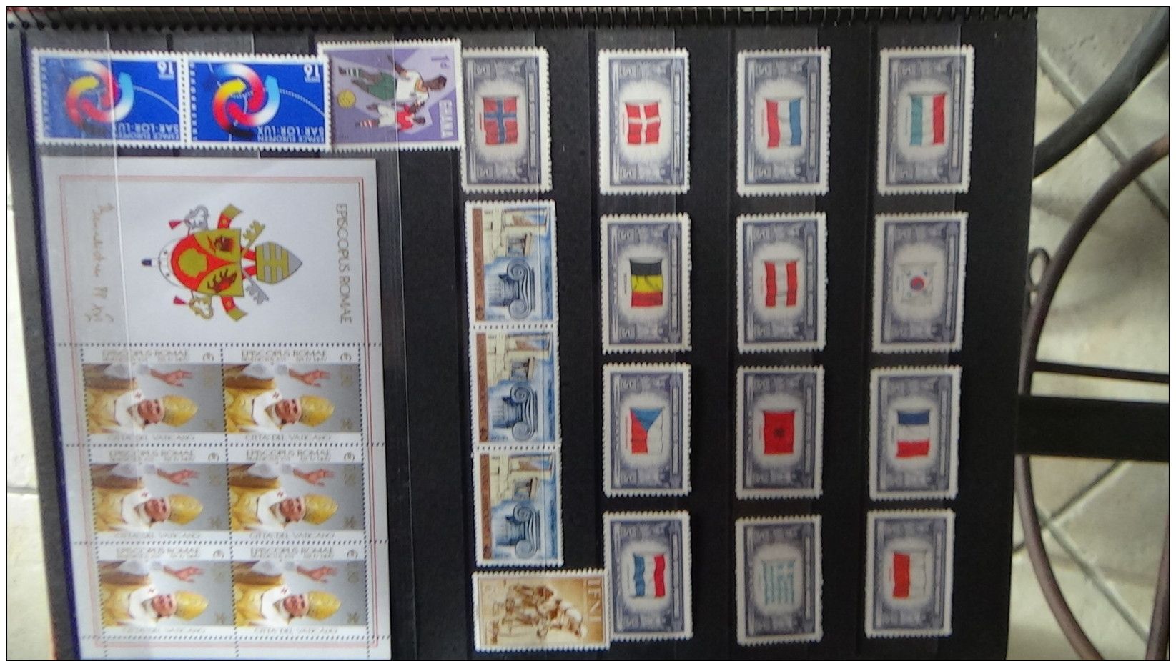 Album de timbres et blocs tous ** dont bonnes valeurs Voir commentaires !!!