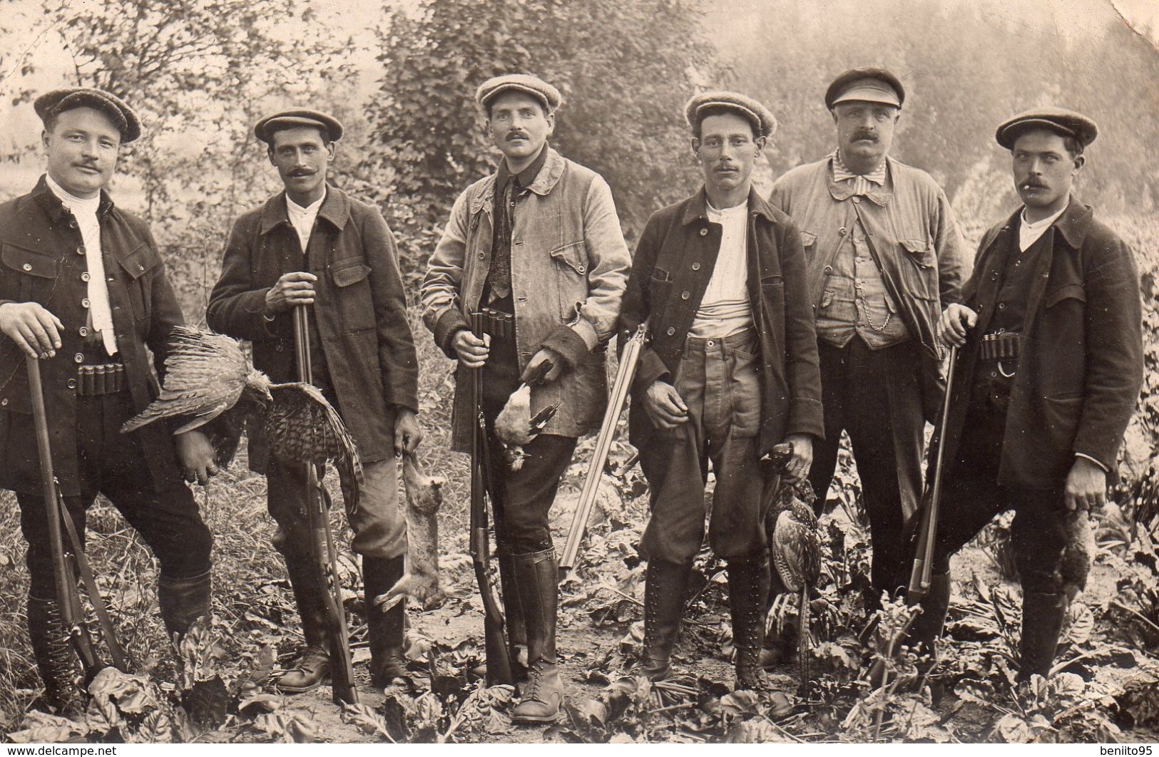 CARTE-PHOTO D'un Goupe De Chasseurs,dans La NIEVRE. - Altri & Non Classificati