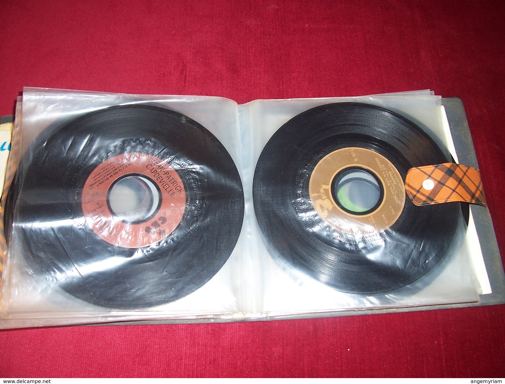 LOT 23 DISQUES  VINYLES OCCASION EN  45 TOURS DIVERS   AVEC CLASSEUR - Collections Complètes