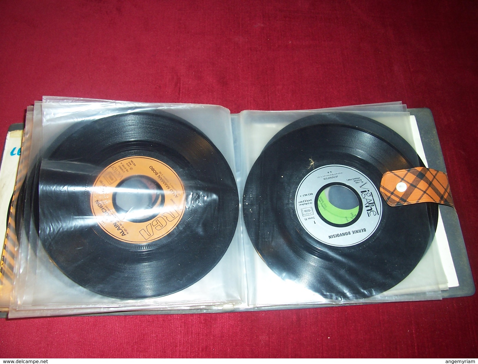 LOT 23 DISQUES  VINYLES OCCASION EN  45 TOURS DIVERS   AVEC CLASSEUR