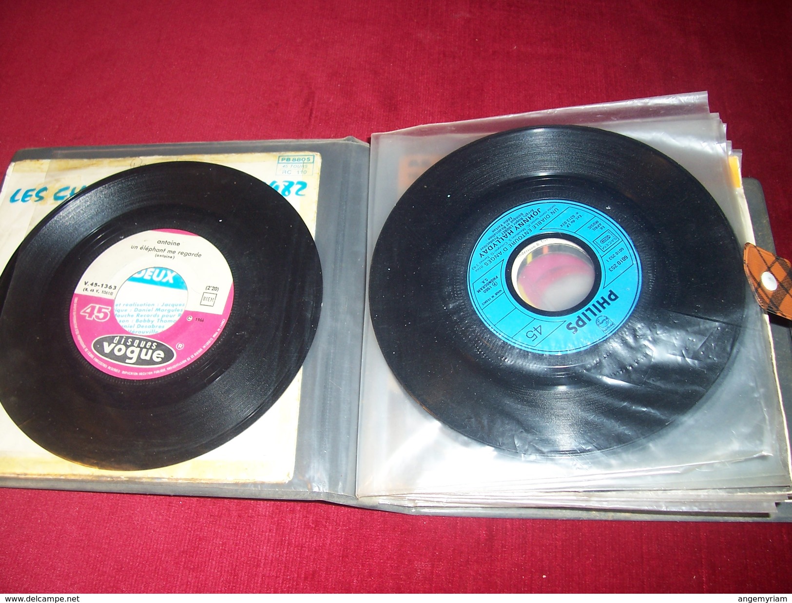 LOT 23 DISQUES  VINYLES OCCASION EN  45 TOURS DIVERS   AVEC CLASSEUR