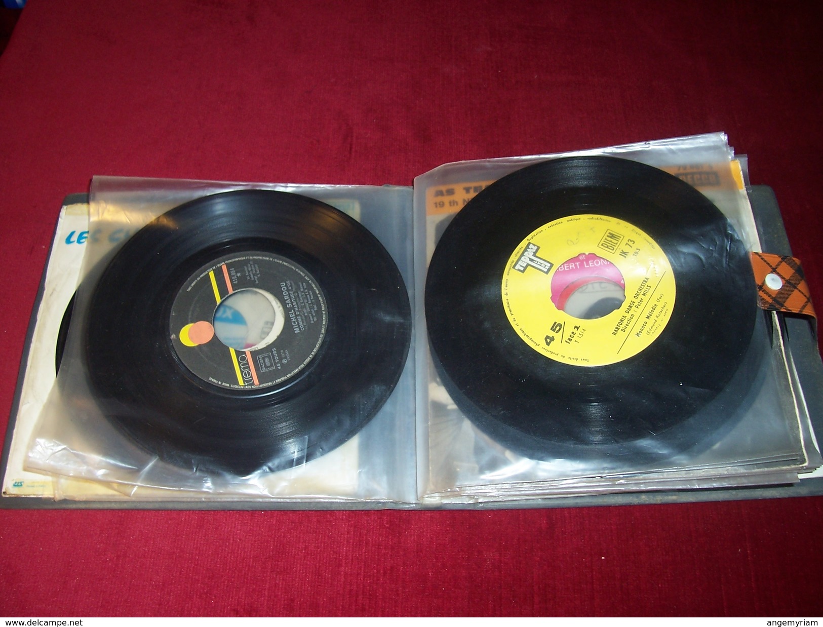 LOT 23 DISQUES  VINYLES OCCASION EN  45 TOURS DIVERS   AVEC CLASSEUR