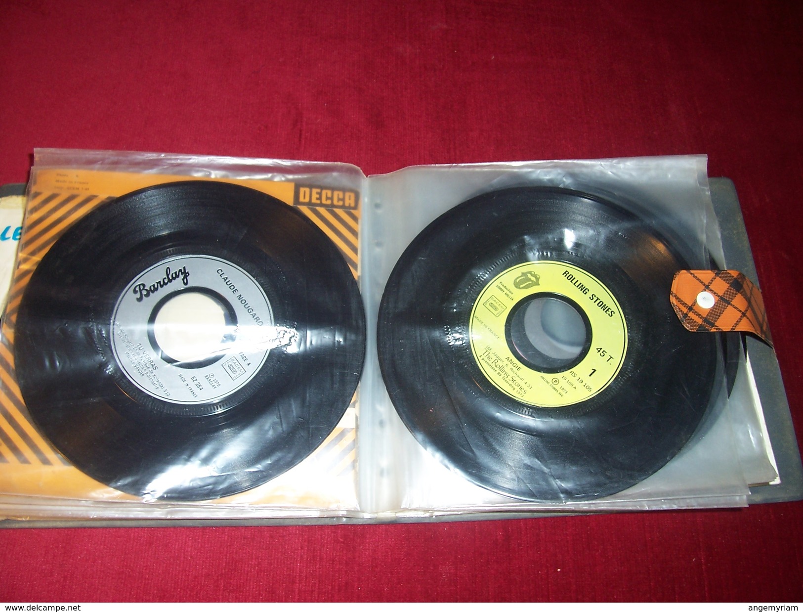 LOT 23 DISQUES  VINYLES OCCASION EN  45 TOURS DIVERS   AVEC CLASSEUR