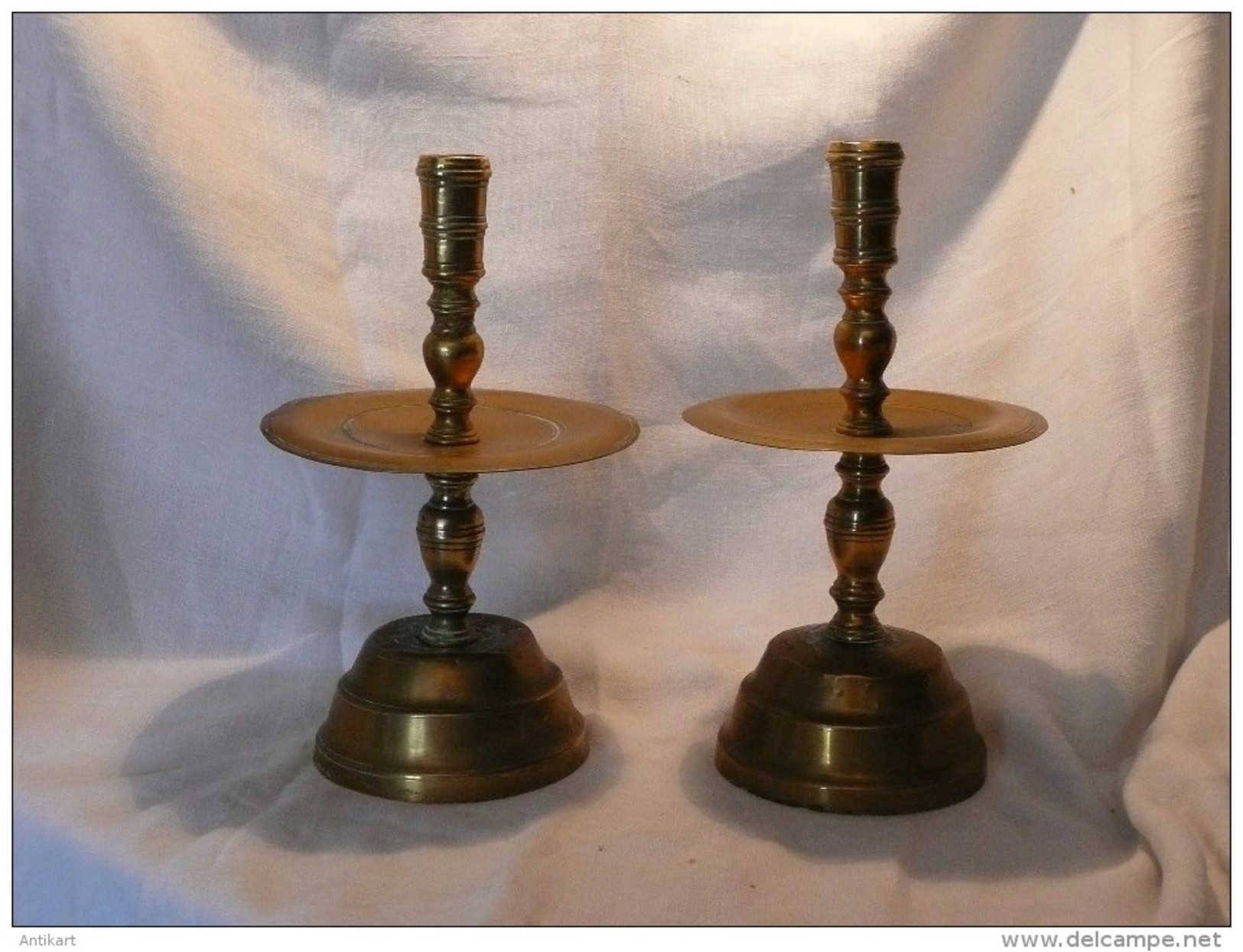 RARE HOLLANDE - Paire de chandeliers de bronze XVIIe s.